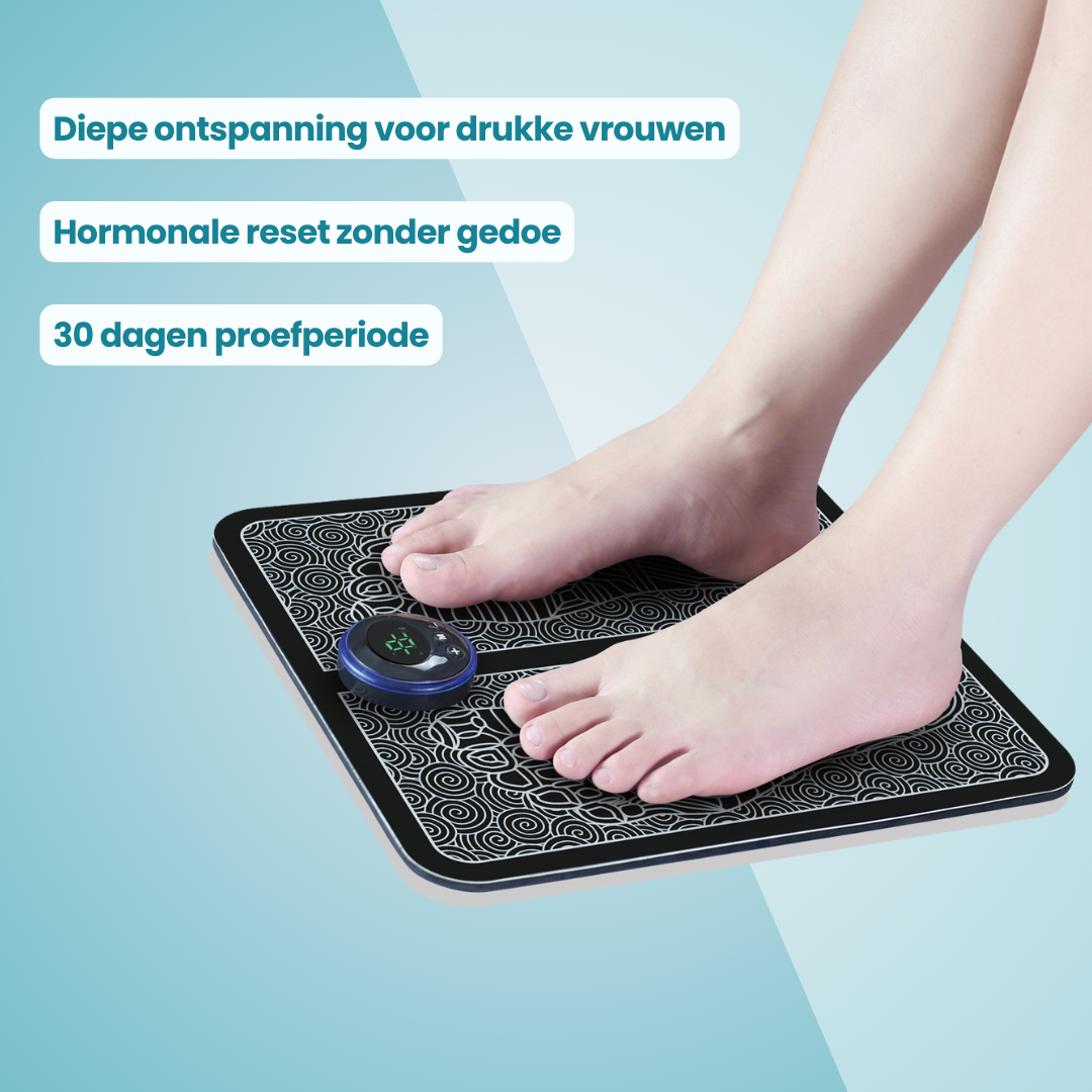 Vrouw gebruikt EMS-voetmassageplaat voor hormonale ontspanning en stressverlichting, geschikt voor dagelijks gebruik.