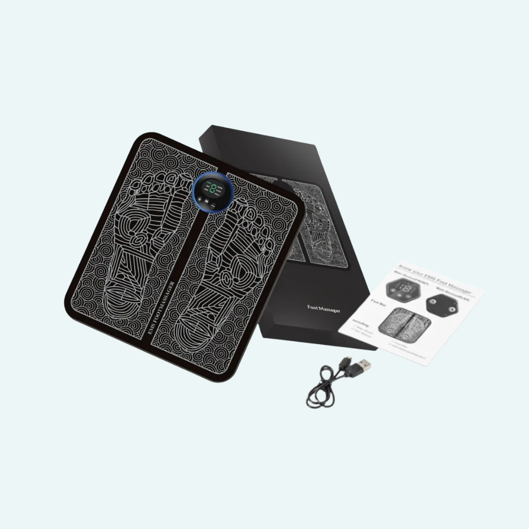 Compleet pakket met elektrische voetmassageplaat, USB-oplader en handleiding voor eenvoudig gebruik thuis.